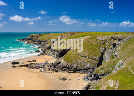 Mit Blick auf Pentire Schritte Strand an der Nordküste von Cornwall England UK Europa Stockfoto