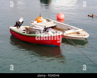 Schlepptau kleine Jollen vor Anker in den geschützten Gewässern der St Peter Port Harbour, Guernsey. Stockfoto