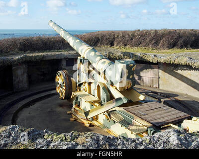 Batterie Dollman Pistole Grube, ein WW2 deutsche Installation auf Pleinmont Landzunge, Guernsey. Pistole ist Replica französische 22cm Waffe festgehalten. Stockfoto