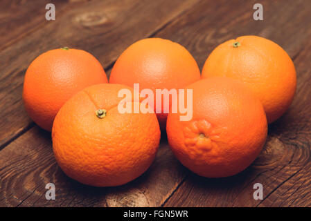Frische saftige Orangen auf dem Holz Hintergrund Stockfoto