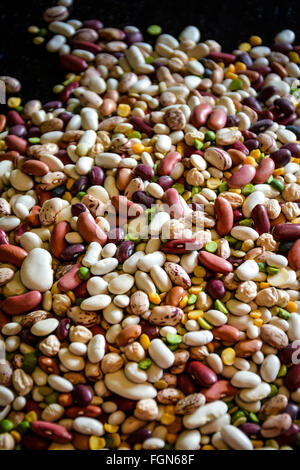 Ein riesiger Haufen gemischte getrocknete Bohnen aller Sorten bilden eine bunte Anzeige, füllen der Rahmen mit gesunde vegetarische Ernährung Stockfoto