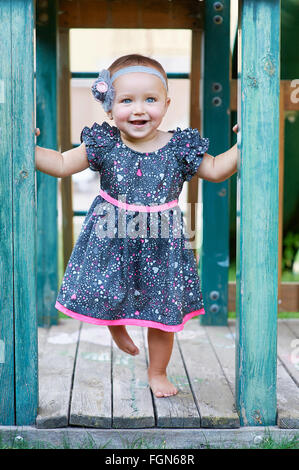 schönes Lächeln auf den Lippen kleines Mädchen auf einem Spielplatz Stockfoto