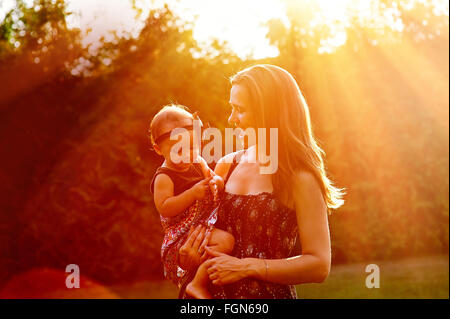 Mutter hält Tochter an den Händen Stockfoto