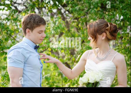 Braut mit Bräutigam auf einem Spaziergang im Frühlingsgarten flirten Stockfoto