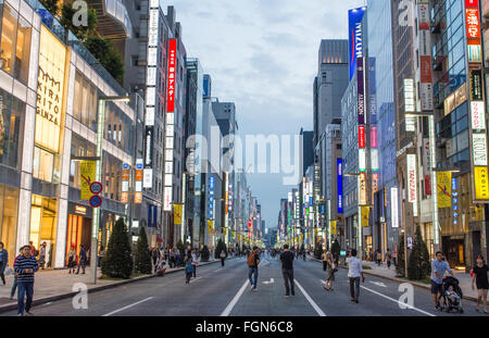 Tokyo Japan lokalen Massen Ginza Einkaufsviertel Fußgängerzone am Wochenende ohne Verkehr Innenstadt mit Ansturm von Einheimischen und Touristen Stockfoto