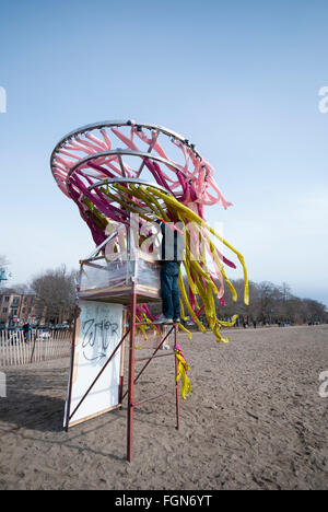 Eine Rettungsschwimmer-Plattform wird verwendet, um eine Skulptur mit dem Titel "Aurora Borealis" für einen Kunstwettbewerb Toronto Strand Winter zu schaffen. Stockfoto