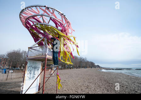 Eine Rettungsschwimmer-Plattform wird verwendet, um eine Skulptur mit dem Titel "Aurora Borealis" für einen Kunstwettbewerb Toronto Strand Winter zu schaffen. Stockfoto