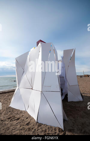 Eine Rettungsschwimmer-Plattform wird verwendet, um eine Skulptur mit dem Titel "Lithoform" für einen Kunstwettbewerb Toronto Strand Winter zu schaffen. Stockfoto