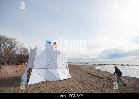 Eine Rettungsschwimmer-Plattform wird verwendet, um eine Skulptur mit dem Titel "Lithoform" für einen Kunstwettbewerb Toronto Strand Winter zu schaffen. Stockfoto