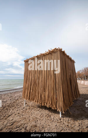 Eine Rettungsschwimmer-Plattform dient für einen Kunstwettbewerb Toronto Strand Winter eine Skulptur mit dem Titel "Schwimmende Seile" zu schaffen. Stockfoto