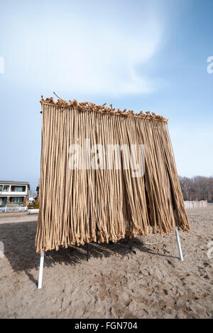 Eine Rettungsschwimmer-Plattform dient für einen Kunstwettbewerb Toronto Strand Winter eine Skulptur mit dem Titel "Schwimmende Seile" zu schaffen. Stockfoto