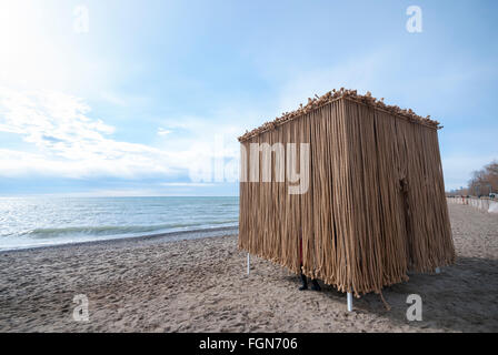 Eine Rettungsschwimmer-Plattform dient für einen Kunstwettbewerb Toronto Strand Winter eine Skulptur mit dem Titel "Schwimmende Seile" zu schaffen. Stockfoto