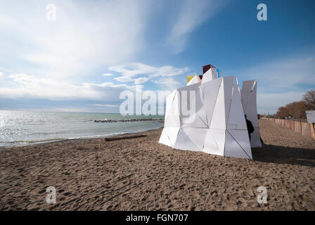Eine Rettungsschwimmer-Plattform wird verwendet, um eine Skulptur mit dem Titel "Lithoform" für einen Kunstwettbewerb Toronto Strand Winter zu schaffen. Stockfoto