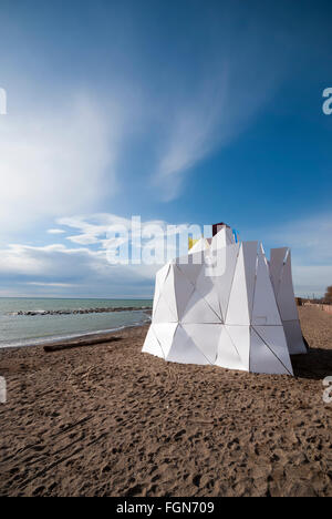 Eine Rettungsschwimmer-Plattform wird verwendet, um eine Skulptur mit dem Titel "Lithoform" für einen Kunstwettbewerb Toronto Strand Winter zu schaffen. Stockfoto