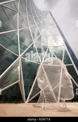 Ein zwölf Meter Draht Skulptur eines jungen Mädchens Kopf des spanischen Künstlers Jaume Plensa vor Calgary Bogen Gebäude steht. Stockfoto