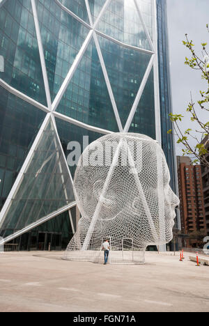 Ein zwölf Meter Draht Skulptur eines jungen Mädchens Kopf des spanischen Künstlers Jaume Plensa vor Calgary Bogen Gebäude steht. Stockfoto