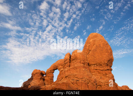 Turret Arch und Wolken bei Sonnenuntergang, Winter, Arches-Nationalpark, Moab, Utah Stockfoto