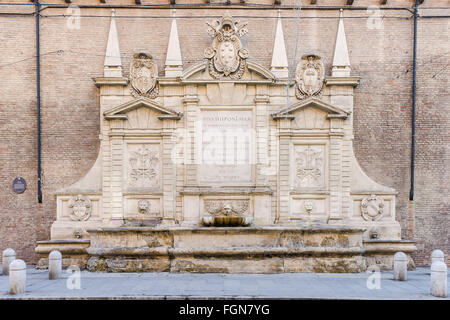 Monumentaler Brunnen aus Stein in der alten Stadt von Bologna, Italien, genannt Fontana Vecchia Stockfoto