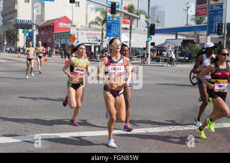 Kara Goucher laufen in den US-Olympia-Marathon-Trials in Los Angeles Kalifornien 13. Februar 2016 belegte sie den 4. Platz in 02:30:24 Stockfoto
