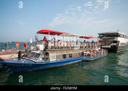 Ein Boot mit Passagieren geladen bereitet für einen Sommer See Kreuzfahrt in Toronto Hafen zu verlassen Stockfoto