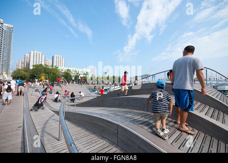 Der simcoe wave Deck ist ein urbaner Kunst Projekt in Toronto Harbourfront bedeutete die Wave Bewegung des Lake Ontario zu emulieren Stockfoto