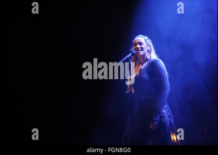 Liverpool, Großbritannien. 21. Februar 2016. Sänger, Leona Lewis, führt die öffnung Nacht ihres 'ICH BIN' Tour am Empire Theatre, Liverpool. © Paul Warburton/Alamy leben Nachrichten Stockfoto