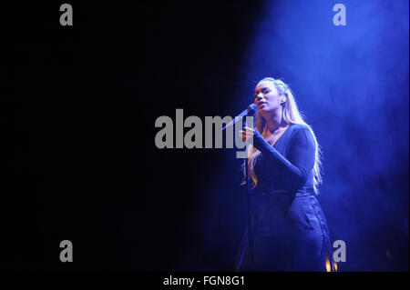 Liverpool, Großbritannien. 21. Februar 2016. Sänger, Leona Lewis, führt die öffnung Nacht ihres 'ICH BIN' Tour am Empire Theatre, Liverpool. © Paul Warburton/Alamy leben Nachrichten Stockfoto