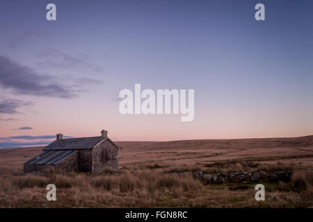 Nonnental Cross Farm auf Dartmoor National Park, Devon, UK in der Abenddämmerung mit schön gefärbten Himmel und Wolken. Stockfoto