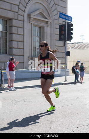 Desiree Linden läuft die US-Olympia-Marathon-Trials in Los Angeles Kalifornien 13. Februar 2016 würde sie 2. in 02:28:54 beenden Stockfoto