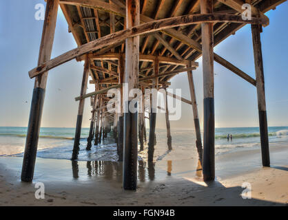 Panoramablick auf Balboa Pier von unten das Deck. Stockfoto