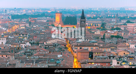 Panorama von Verona Skyline bei Nacht, Italien Stockfoto