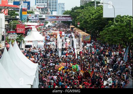 Jakarta, Indonesien. 21. Februar 2016. Tausende von Menschen drängten sich die Straße bei einem Kulturfestival markiert das Ende der Lunar New Year Feiern. Chinesisch-Indonesier landesweit feierte die Cap Go Meh am 15. Tag im ersten Monat des chinesischen lunar New Year. © Yuan Adriles/Pacific Press/Alamy Live-Nachrichten Stockfoto