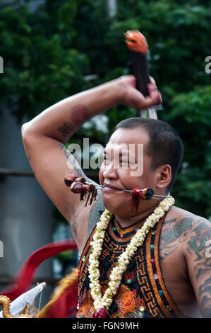 Jakarta, Indonesien. 21. Februar 2016. Ein indonesischer ethnische chinesische Mann ruft seine Wangen während der Cap Go Meh-Feier mit einem Spieß durchbohrt. Chinesisch-Indonesier landesweit feierte die Cap Go Meh am 15. Tag im ersten Monat des chinesischen lunar New Year. © Yuan Adriles/Pacific Press/Alamy Live-Nachrichten Stockfoto