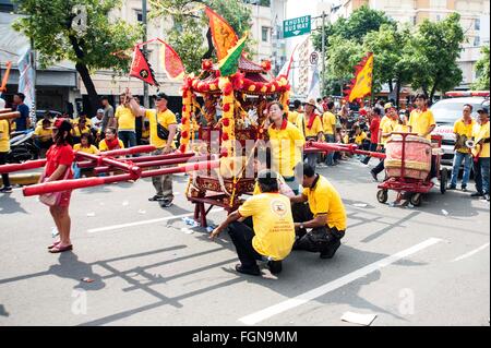 Jakarta, Indonesien. 21. Februar 2016. Menschen machen Sie eine Pause nach dem Tanzen mit "Joli" (Gott Statue) während ein Kulturfestival markiert das Ende der Lunar New Year Feiern. Chinesisch-Indonesier landesweit feierte die Cap Go Meh am 15. Tag im ersten Monat des chinesischen lunar New Year. © Yuan Adriles/Pacific Press/Alamy Live-Nachrichten Stockfoto