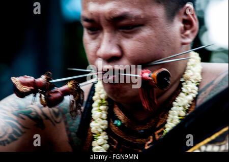 Jakarta, Indonesien. 21. Februar 2016. Ein indonesischer ethnische chinesische Mann ruft seine Wangen während der Cap Go Meh-Feier mit einem Spieß durchbohrt. Chinesisch-Indonesier landesweit feierte die Cap Go Meh am 15. Tag im ersten Monat des chinesischen lunar New Year. © Yuan Adriles/Pacific Press/Alamy Live-Nachrichten Stockfoto