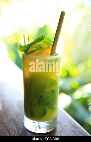 Passionsfrucht/Maracuja Mojito cocktail Stockfoto