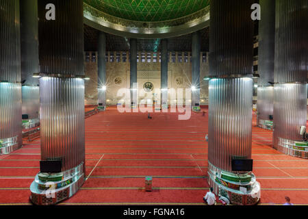 Innenraum der Gebetsraum der Moschee Istiqlal oder Masjid Istiqlal in Jakarta - die größte Moschee in Südostasien Stockfoto