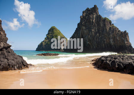 Brasilien, Fernando de Noronha Insel. Baia dos Porcos (Schweinebucht) und die zwei Brüder (Dois Irmaos) rocken auf der Insel Fernando de Noronha Stockfoto