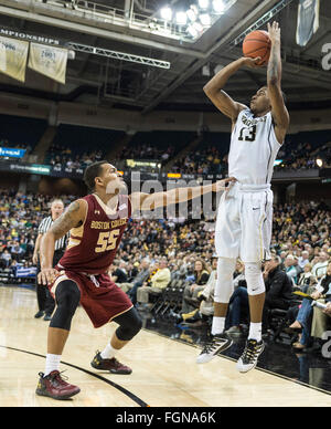 Wake Forest Demon Deacons bewachen Bryant Crawford (13) Triebe über Boston College Eagles Guard Sammy Barnes-Thompkins (55) 20. Februar 2016: während ein ACC-Basketball-Spiel auf der LJVM in Winston-Salem, North Carolina. PJ Ward-Brown/CSM Stockfoto