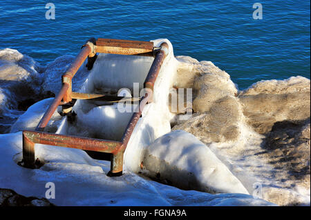 Eis beschichtete Rohre und Felsen entlang der Ufer des Lake Michigan im Süden von Chicago. Chicago, Illinois, USA. Stockfoto