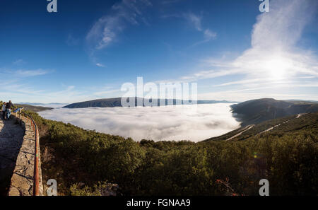 Landschaft Nebel über Valdenoseda Tal, kantabrischen Gebirge. Burgos Castilla Leon Spanien Stockfoto