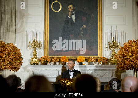 Washington DC, USA. 21. Februar 2016. Washington, District Of Columbia, Vereinigte Staaten von Amerika - US-Präsident Barack Obama spricht bei einem National Governors Association Dinner und Empfang in der State Dining Room des weißen Hauses in Washington, DC, USA, am Sonntag, 21. Februar 2016.  Supreme Court und Besetzung republikanische Führer anfängliche Ablehnung zu tun, wie ein Test des '' Fairplay.''. Bildnachweis: ZUMA Press, Inc./Alamy Live-Nachrichten Stockfoto