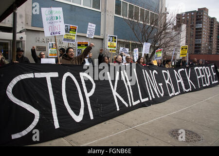 Harlem, New York, USA. 21. Februar 2016. Soziale und ökologische Gerechtigkeit Aktivisten rally bei Harlem Hospiral nach marschieren durch Harlem in Solidarität mit den Menschen in Flint, Michigan auf den 51. Jahrestag der Ermordung von Malcolm X. Stockfoto