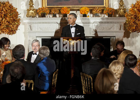 Washington DC, USA. 21. Februar 2016. Washington, District Of Columbia, Vereinigte Staaten von Amerika - US-Präsident Barack Obama spricht bei einem National Governors Association Dinner und Empfang in der State Dining Room des weißen Hauses in Washington, DC, USA, am Sonntag, 21. Februar 2016.  Supreme Court und Besetzung republikanische Führer anfängliche Ablehnung zu tun, wie ein Test des '' Fairplay.''. Bildnachweis: ZUMA Press, Inc./Alamy Live-Nachrichten Stockfoto