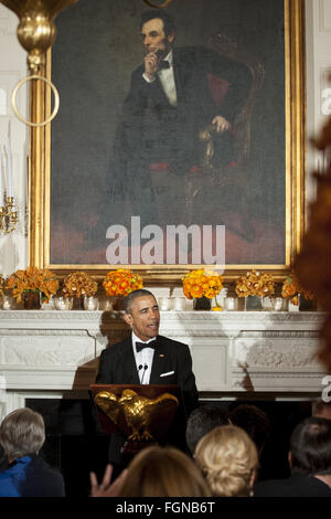 Washington DC, USA. 21. Februar 2016. Washington, District Of Columbia, Vereinigte Staaten von Amerika - US-Präsident Barack Obama spricht bei einem National Governors Association Dinner und Empfang in der State Dining Room des weißen Hauses in Washington, DC, USA, am Sonntag, 21. Februar 2016.  Supreme Court und Besetzung republikanische Führer anfängliche Ablehnung zu tun, wie ein Test des '' Fairplay.''. Bildnachweis: ZUMA Press, Inc./Alamy Live-Nachrichten Stockfoto
