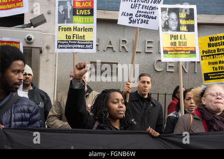 Harlem, New York, USA. 21. Februar 2016. Eine Koalition von Black lebt Materie und Umweltgerechtigkeit Aktivisten versammelten sich und marschierten in Harlem am Jahrestag der Ermordung von Malcolm X Schuld Flint, Michigan Wasserkrise auf Rassismus und ökologischen Ungerechtigkeit. Sie sammelten sich an der Adam Clayton Powell Jr. Bürogebäude, Ort der viele reden von der späten Harlem politischen Ikone Malcolm X. Stockfoto