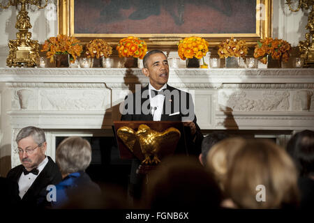 Washington DC, USA. 21. Februar 2016. Washington, District Of Columbia, Vereinigte Staaten von Amerika - US-Präsident Barack Obama spricht bei einem National Governors Association Dinner und Empfang in der State Dining Room des weißen Hauses in Washington, DC, USA, am Sonntag, 21. Februar 2016.  Supreme Court und Besetzung republikanische Führer anfängliche Ablehnung zu tun, wie ein Test des '' Fairplay.''. Bildnachweis: ZUMA Press, Inc./Alamy Live-Nachrichten Stockfoto