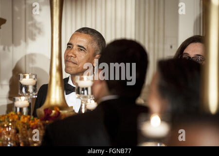 Washington DC, USA. 21. Februar 2016. Washington, District Of Columbia, Vereinigte Staaten von Amerika - US-Präsident Barack Obama spricht bei einem National Governors Association Dinner und Empfang in der State Dining Room des weißen Hauses in Washington, DC, USA, am Sonntag, 21. Februar 2016.  Supreme Court und Besetzung republikanische Führer anfängliche Ablehnung zu tun, wie ein Test des '' Fairplay.''. Bildnachweis: ZUMA Press, Inc./Alamy Live-Nachrichten Stockfoto