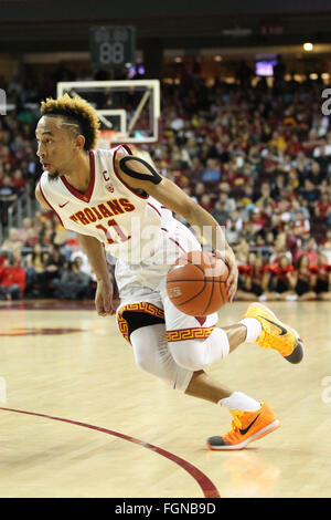 Los Angeles, CA, USA. 21. Februar 2016. USC Trojans bewachen Jordan McLaughlin (11) in den Korb im Spiel fahren ein zwischen USC Trojans Vs UTAH Utes im Galen Center in Los Angeles, CA. Jordon Kelly/CSM/Alamy Live News Stockfoto