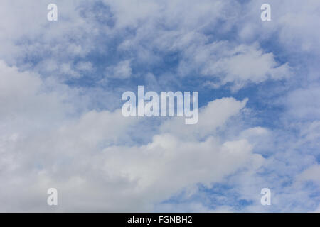 Schönheit, die blauen Himmelshintergrund mit winzigen Wolken Stockfoto